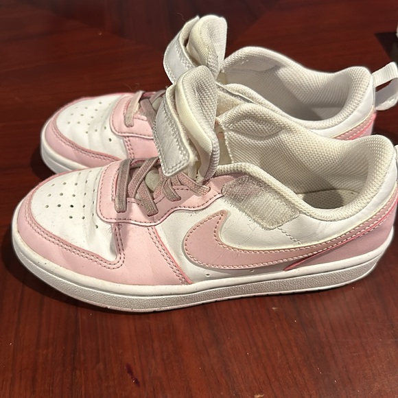 Nike - Picture 2 of 4